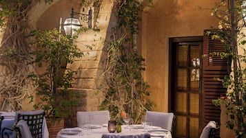 5 restaurants; breakfast, lunch, and dinner served