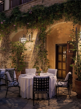 5 restaurants; breakfast, lunch, and dinner served