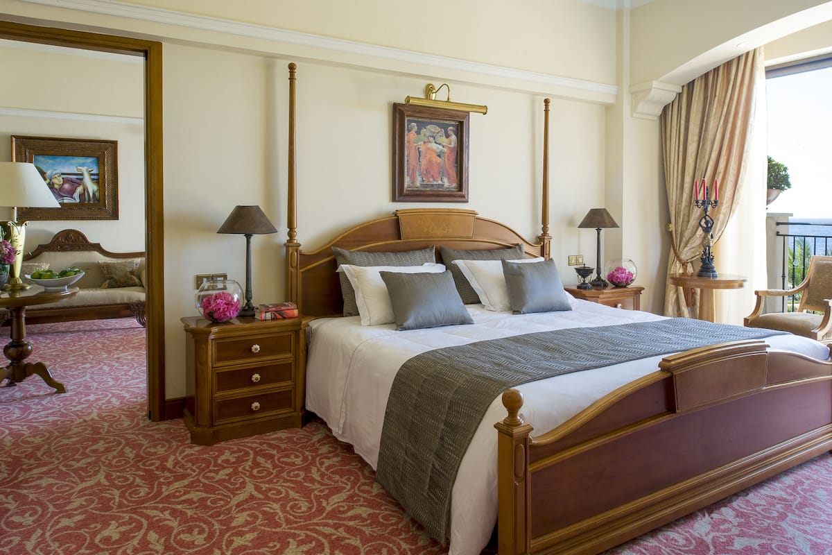 Suite (Queen Verenikis) | 1 bedroom, hypo-allergenic bedding, down comforters, minibar