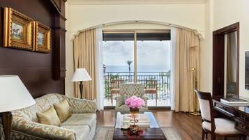 Hypo-allergenic bedding, down duvets, minibar, in-room safe