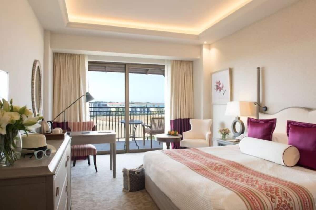 1 bedroom, hypo-allergenic bedding, down duvets, minibar