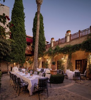 5 restaurants; breakfast, lunch, and dinner served - Elysium (Paphos)