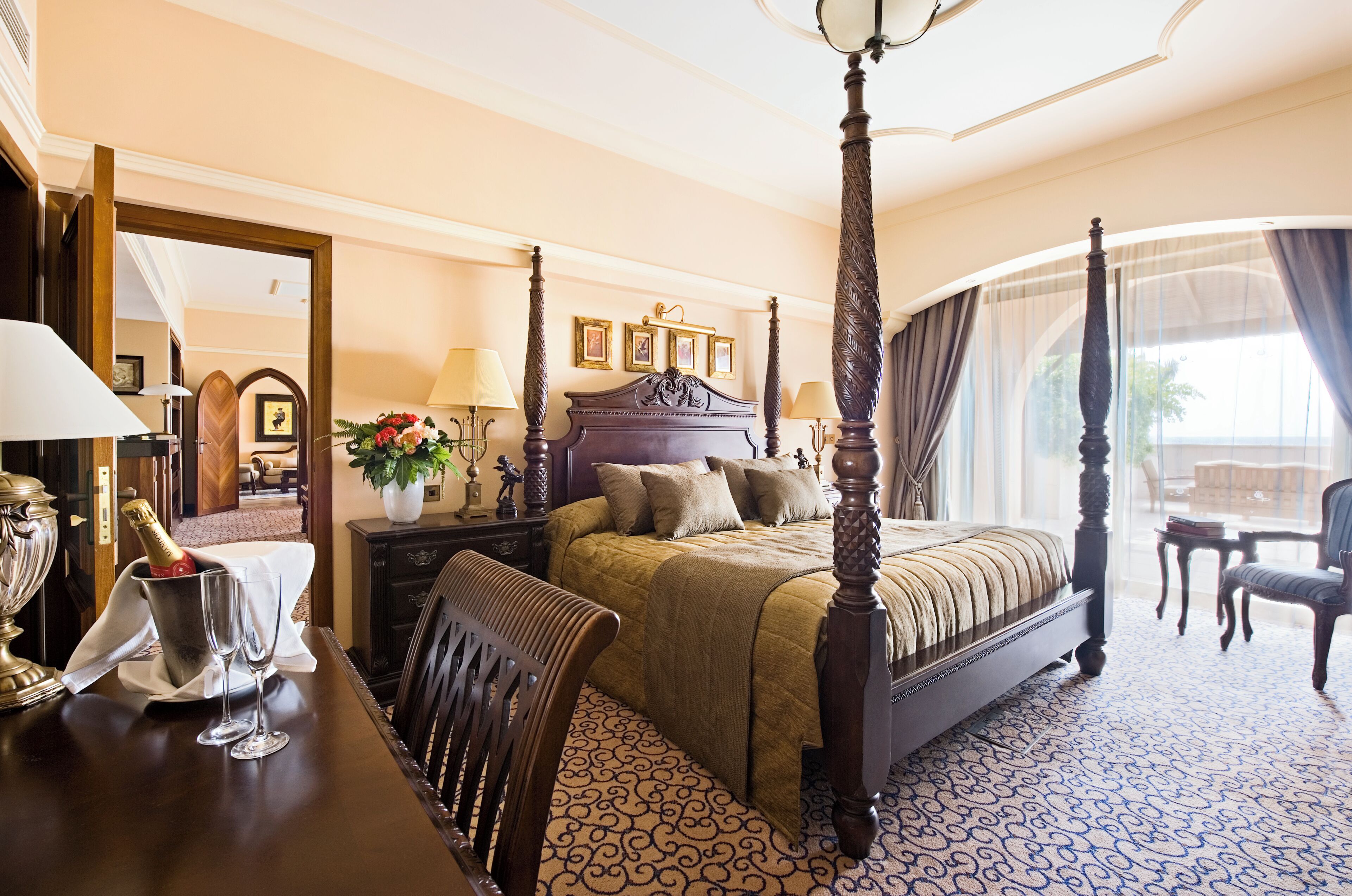 Ropa de cama hipoalergénica, cubrecamas y minibar 