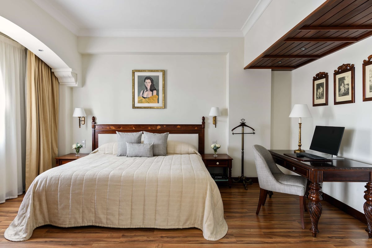 1 bedroom, hypo-allergenic bedding, down duvets, minibar