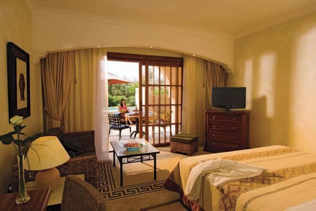 1 bedroom, hypo-allergenic bedding, down duvets, minibar