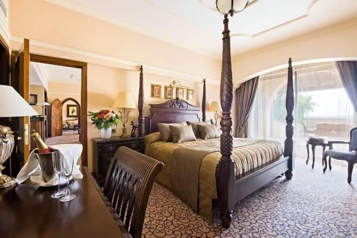 1 bedroom, hypo-allergenic bedding, down duvets, minibar