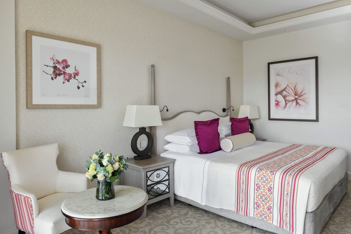 1 bedroom, hypo-allergenic bedding, down comforters, minibar