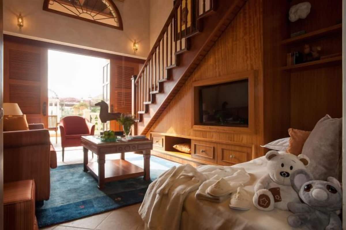 1 bedroom, hypo-allergenic bedding, down duvets, minibar