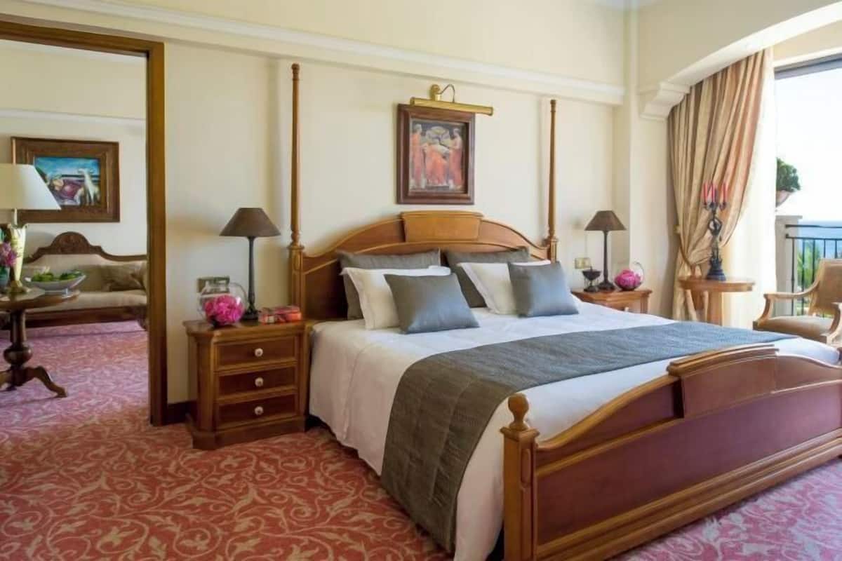 1 bedroom, hypo-allergenic bedding, down duvets, minibar