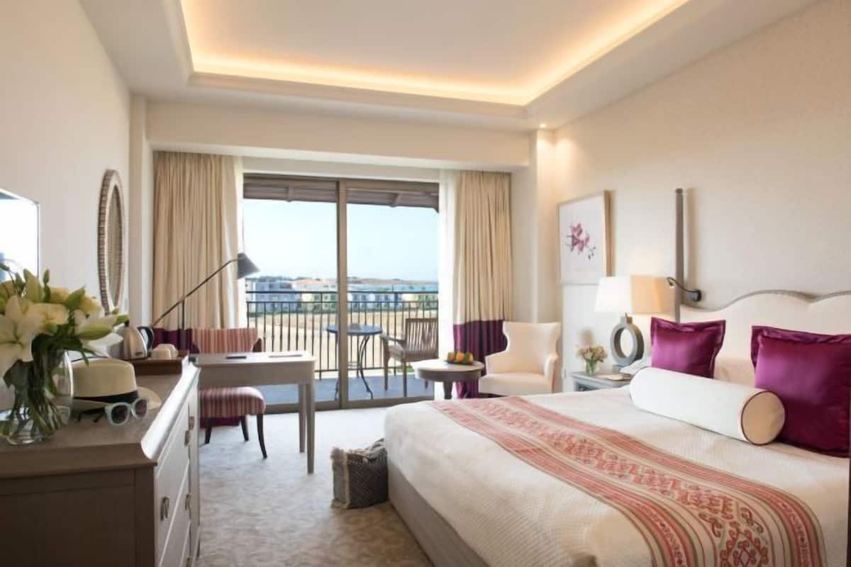 1 bedroom, hypo-allergenic bedding, down duvets, minibar