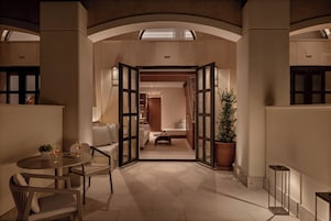 Duplex Suite | Literie hypoallergénique, couette en duvet, minibar, coffre-fort