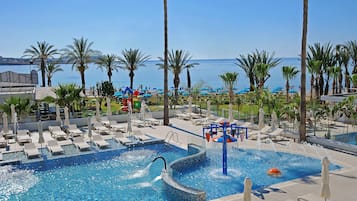 Piscina interna, piscina externa, guarda-sóis, espreguiçadeiras