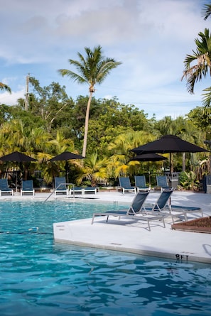 Piscine extérieure, chaises longues