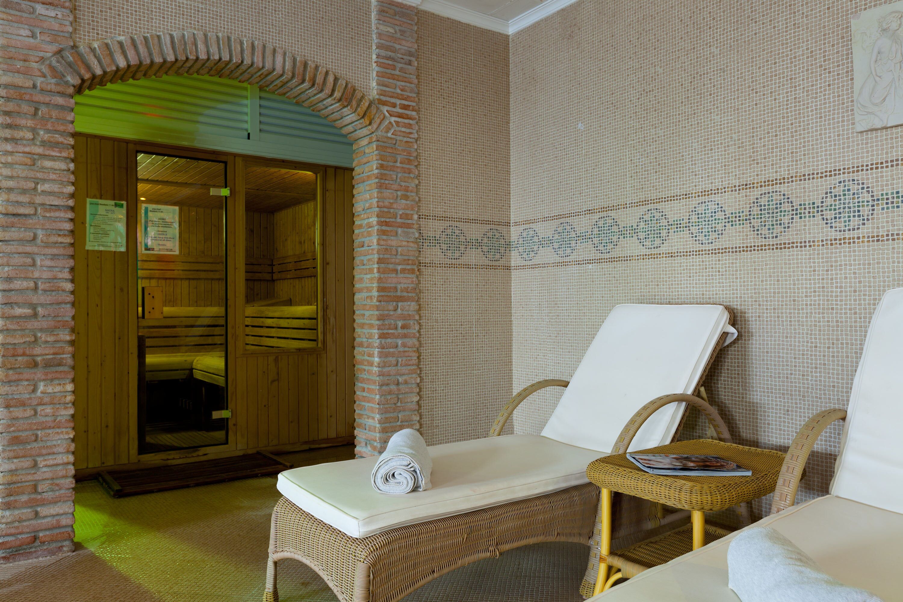 Sauna, hot tub, steam room, Turkish bath/hammam, body treatments