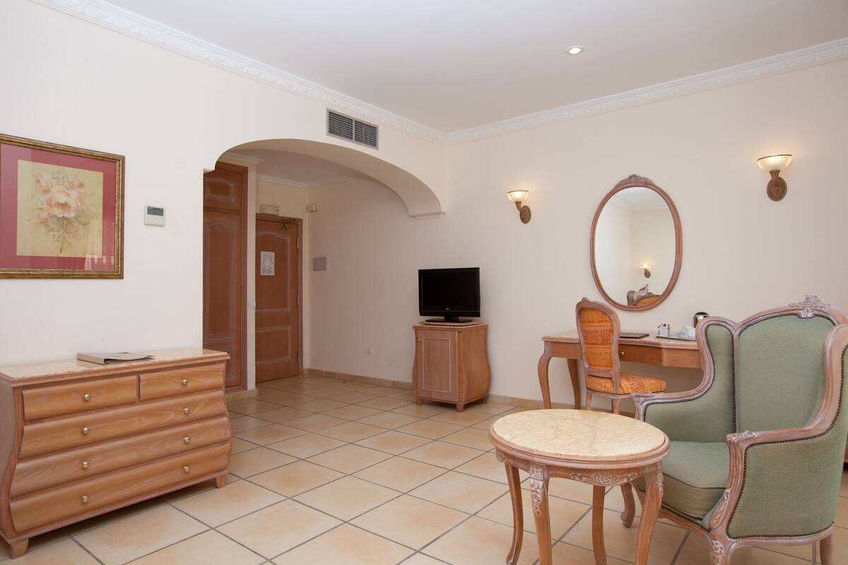 Minibar, in-room safe, desk, iron/ironing board