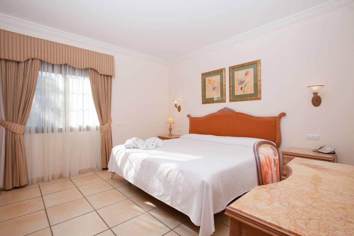 Minibar, in-room safe, desk, iron/ironing board