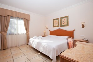 Minibar, safe på rommet, skrivebord og strykejern/-brett