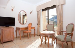 1 dormitori, minibar, caixa forta a l'habitació i escriptori 