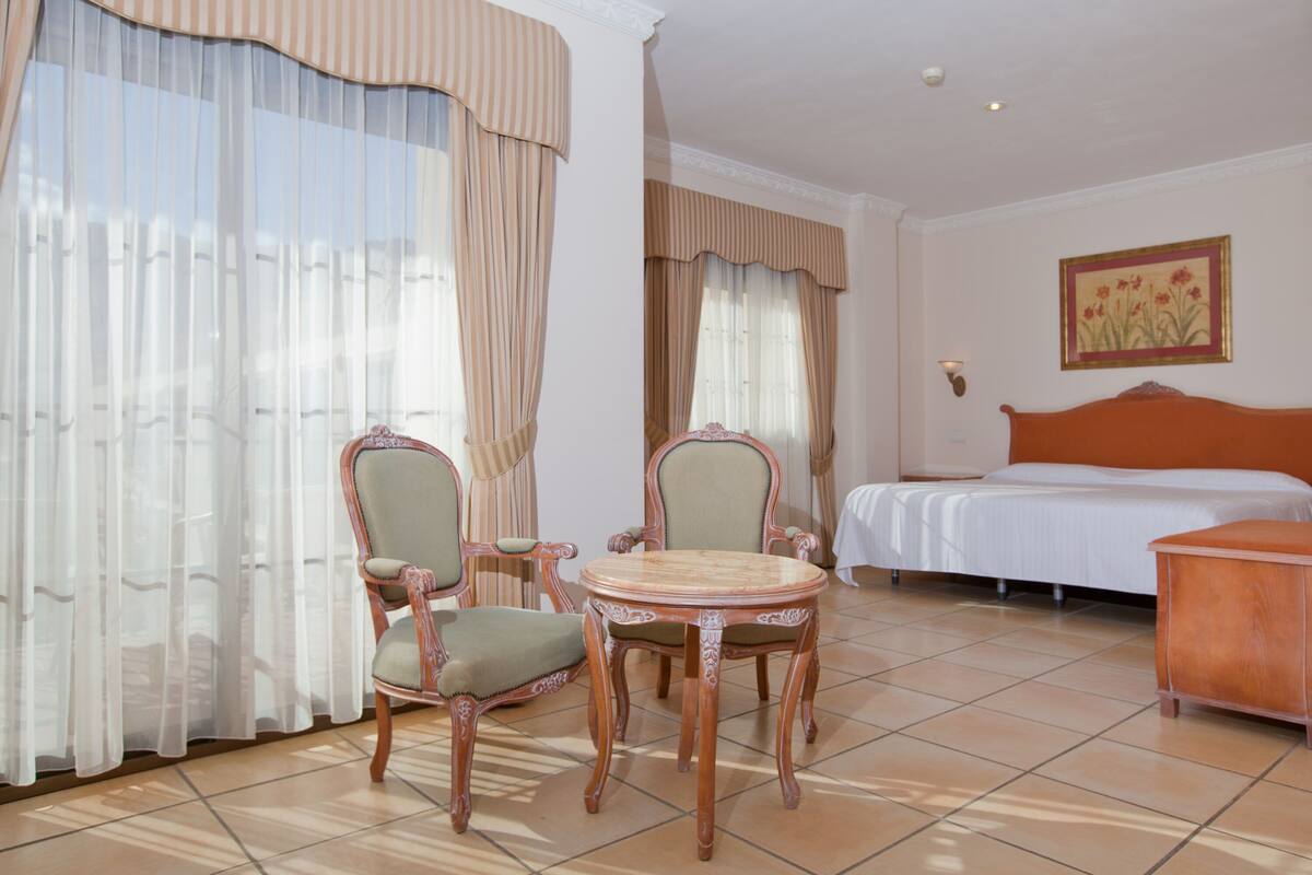 Minibar, in-room safe, desk, iron/ironing board