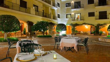 3 restaurantes; se sirven desayunos