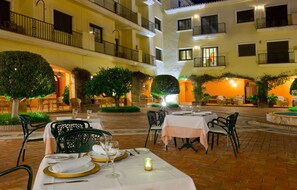 3 restaurants, breakfast served