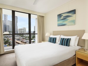 In-room safe, soundproofing, iron/ironing board, cots/infant beds - BreakFree Beachpoint (Surfers Paradise)