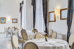 Tägliches Frühstücksbuffet gegen Gebühr