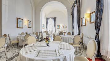 Petit déjeuner buffet (12 EUR par personne)