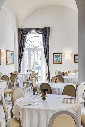 Daily buffet breakfast for a fee - Hotel de La Ville (Civitavecchia)