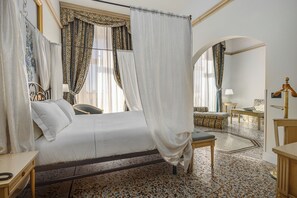 Suite (vista mare) | 2 bedrooms, minibar, in-room safe, free WiFi