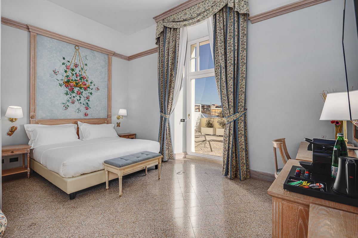 Suite junior, balcón, vista al mar | 1 habitación, minibar, caja de seguridad en la habitación y wifi gratis