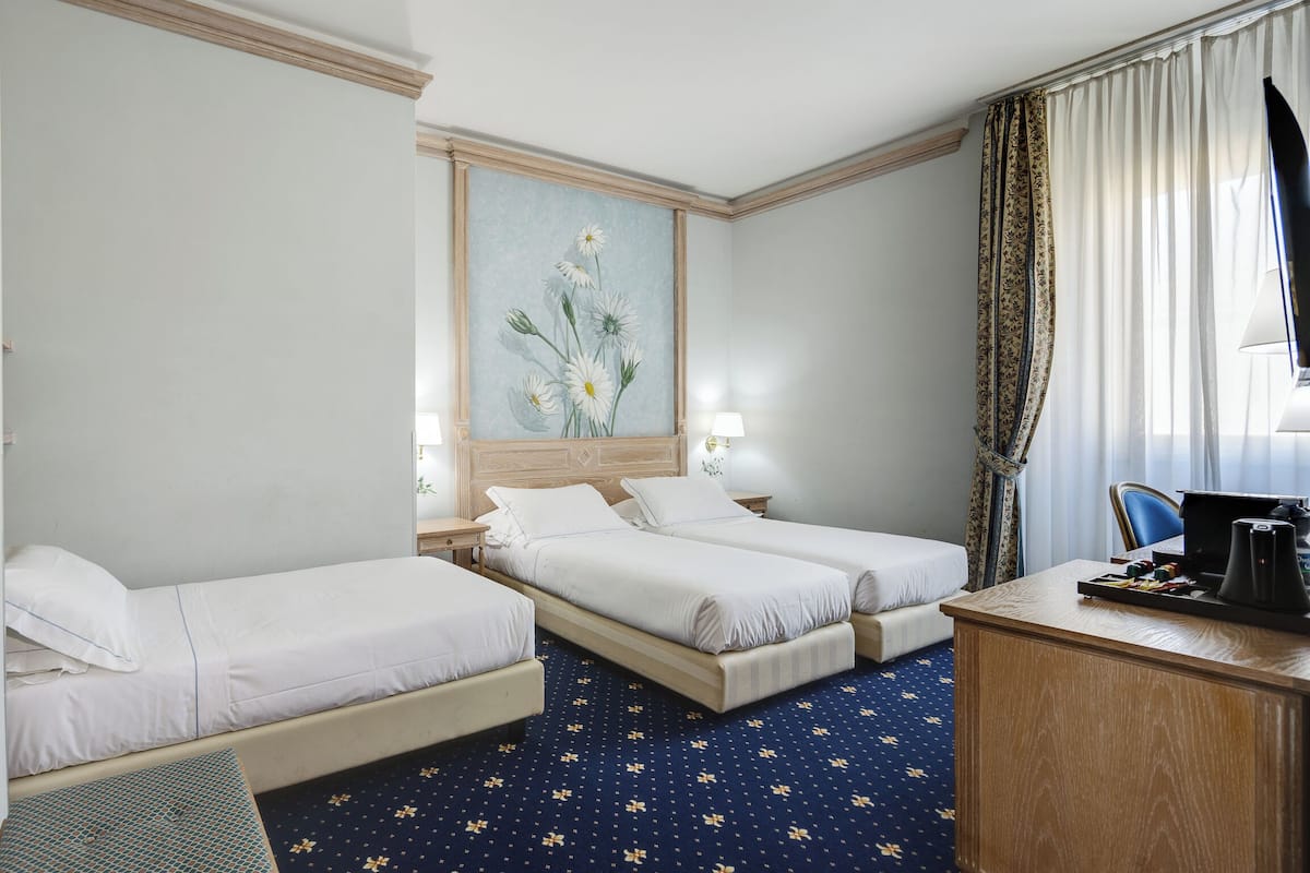 Driepersoonskamer | Een minibar, een kluis op de kamer, gratis wifi, beddengoed