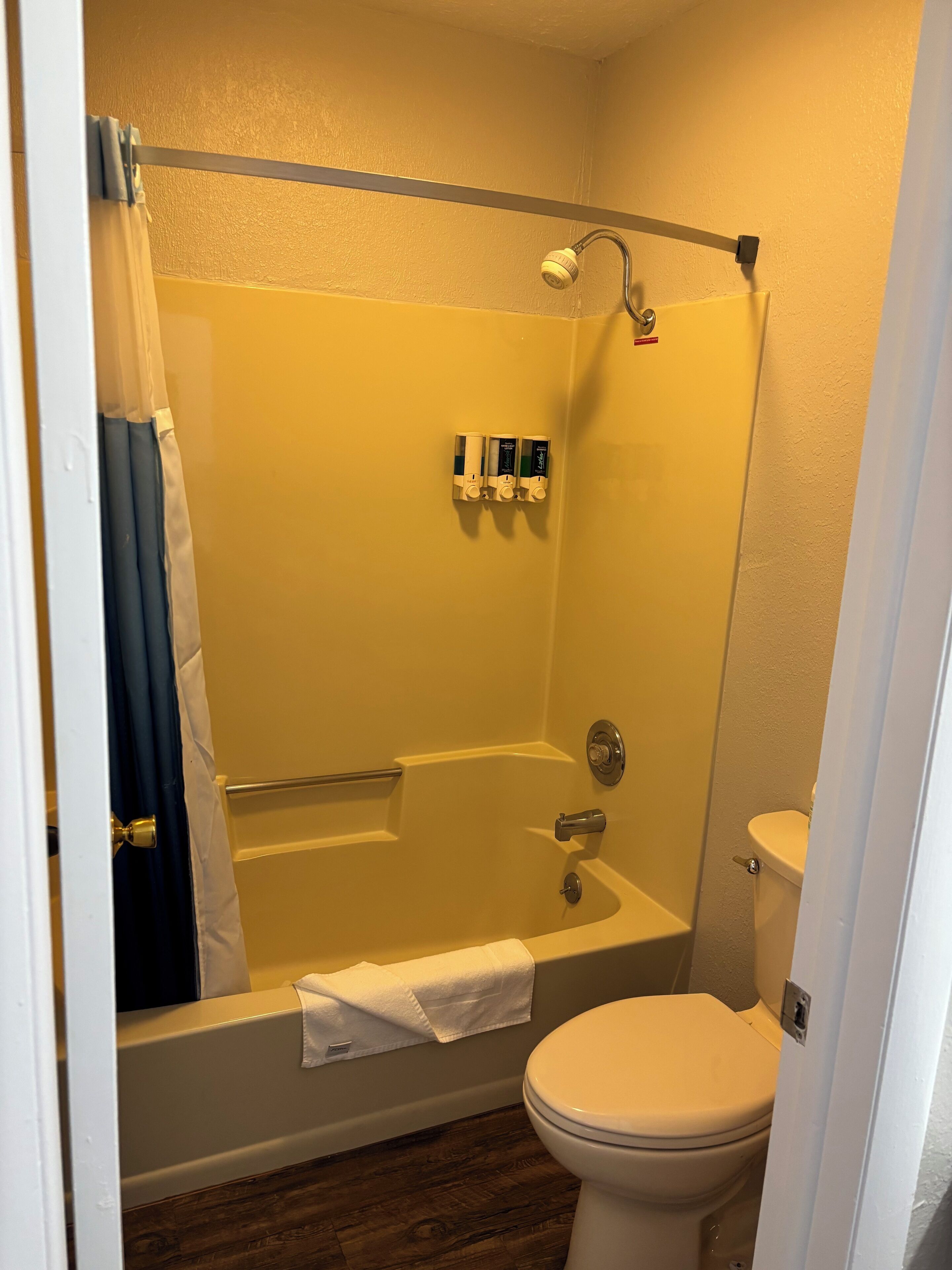 Et badeværelse med bruseniche, badekar og toilet.