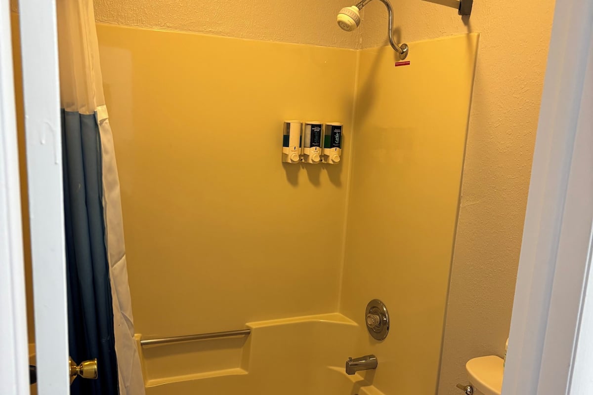 Duschwanne, Haartrockner, Handtücher