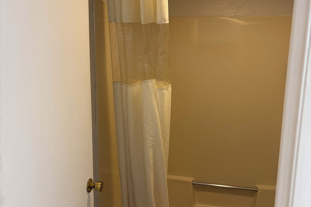 Duschwanne, Haartrockner, Handtücher