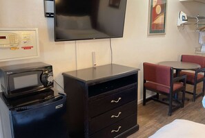 In-room safe, cribs/infant beds, rollaway beds, free WiFi - Baymont by Wyndham Petoskey (Petoskey)