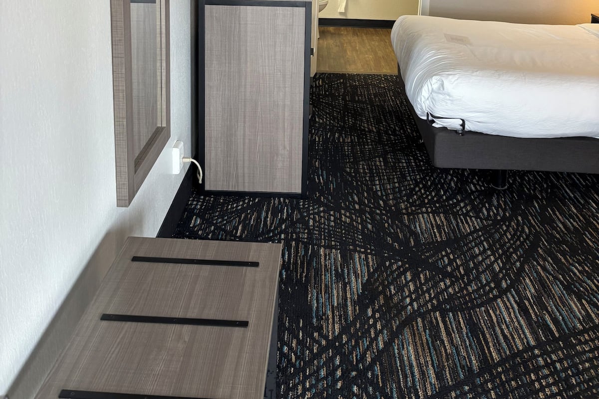 Zimmer, 1 Queen-Bett, barrierearm, Nichtraucher (First Floor, Building Two) | Wohnbereich | 50-Zoll-LED-Fernseher mit Kabelempfang