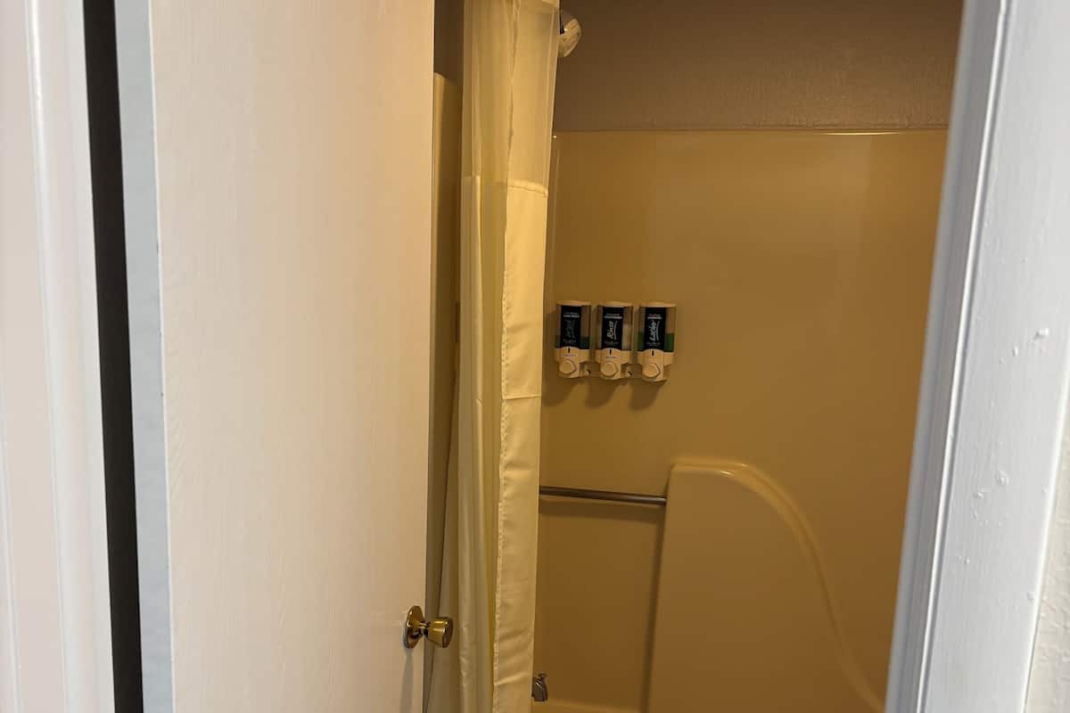 Duschwanne, Haartrockner, Handtücher