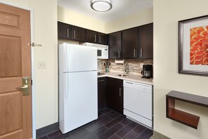 Full-sized fridge, microwave, stovetop, dishwasher