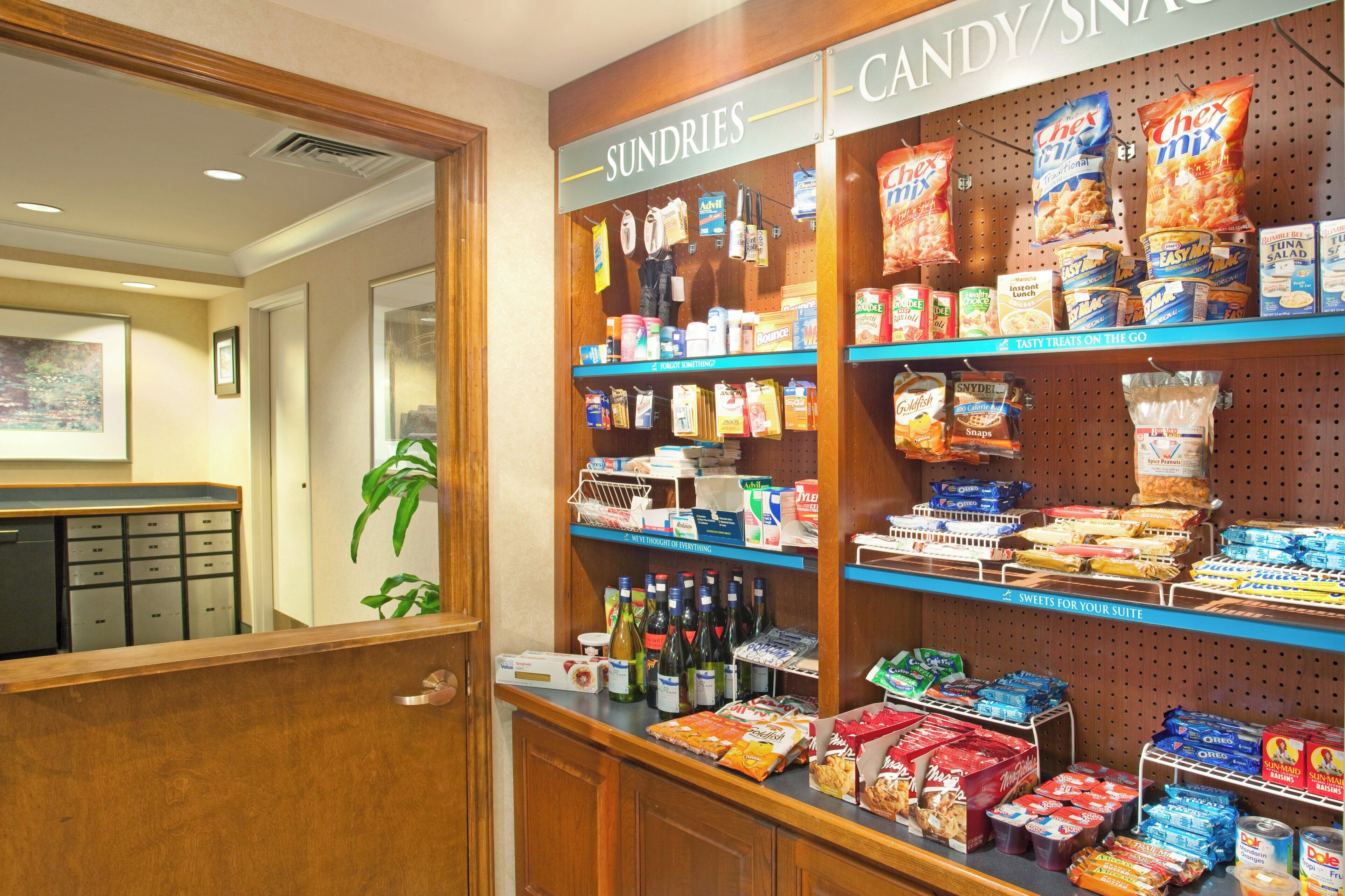 Una sección de dulces y artículos varios con diferentes snacks, bebidas y condimentos.