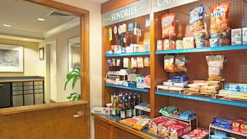 Una sección de dulces y artículos varios con diferentes snacks, bebidas y condimentos.