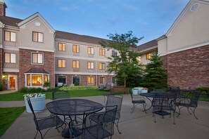 Outdoor dining - Staybridge Suites, Lincolnshire by IHG (Lincolnshire)
