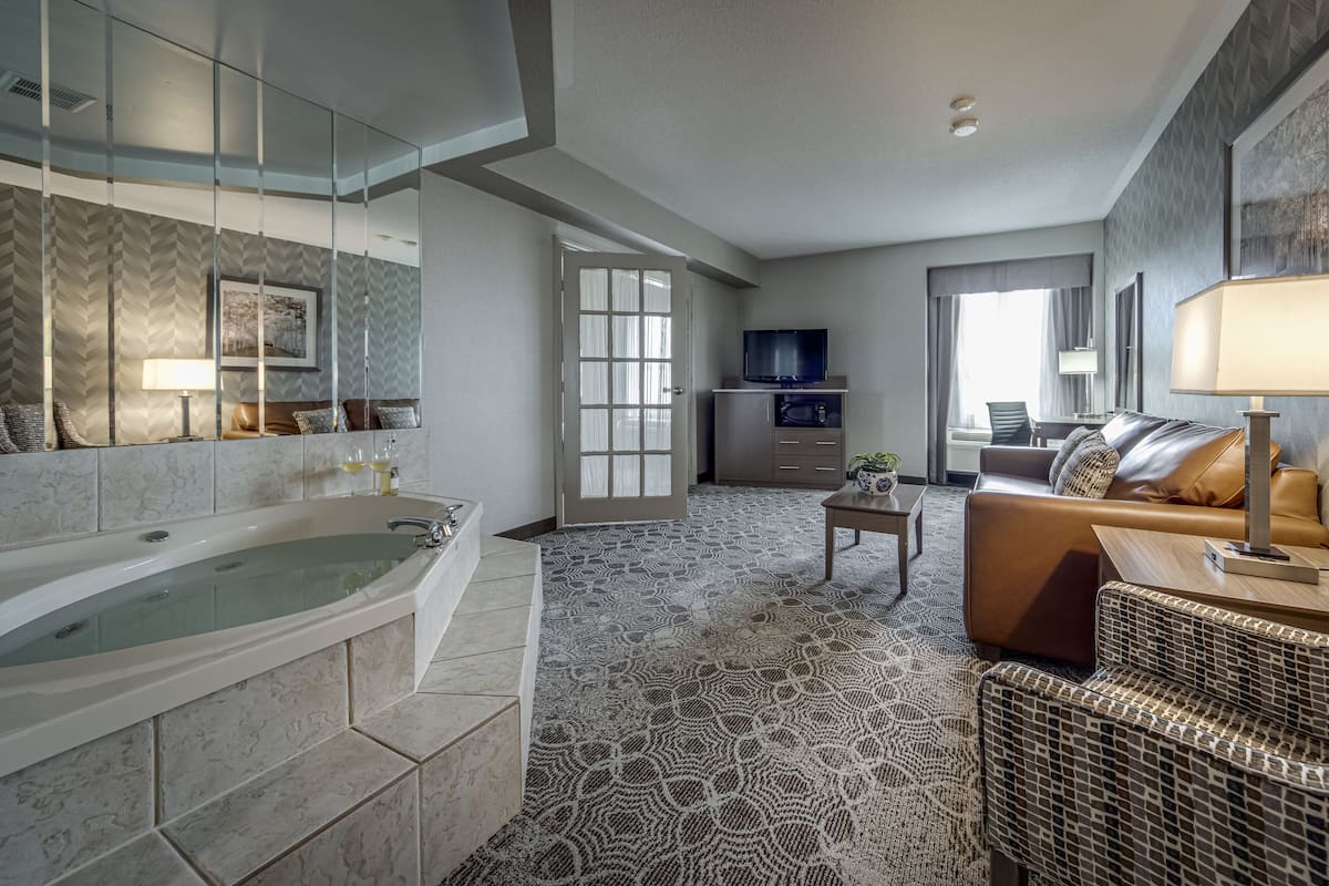 Deluxe King Suite with Jetted Tub-Separate Living Room | Down comforters, in-room safe, desk, blackout drapes
