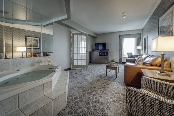 Deluxe King Suite with Jetted Tub-Separate Living Room
