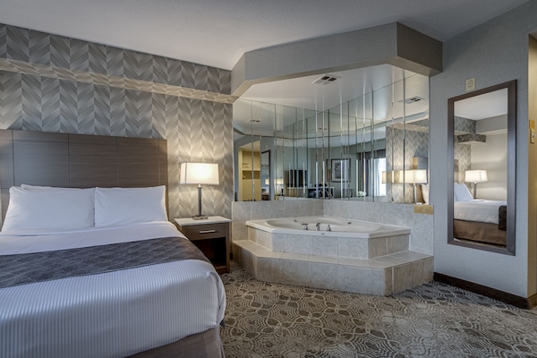 Cubrecamas, caja de seguridad en la habitación y escritorio