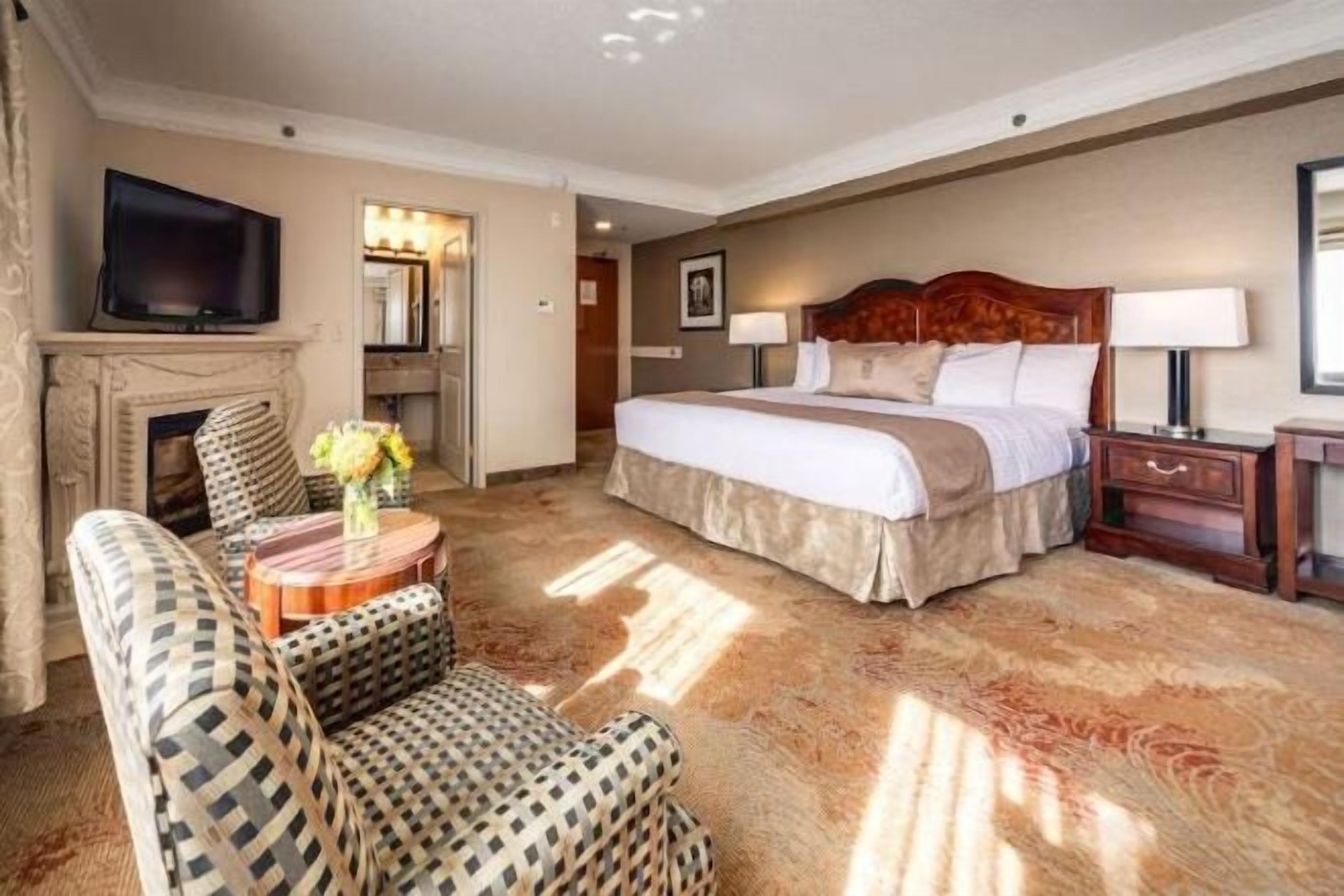 Cubrecamas, caja de seguridad en la habitación y escritorio 