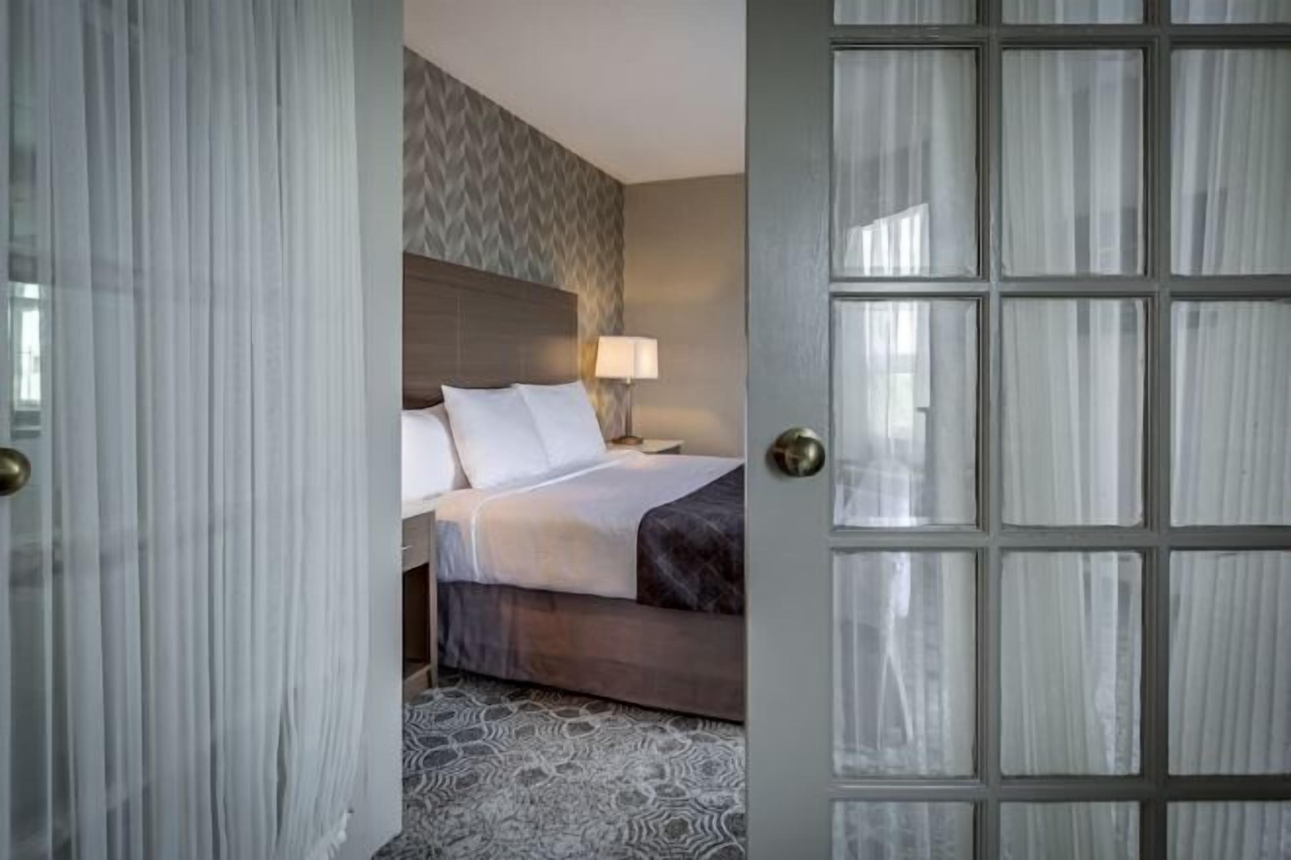 Down comforters, in-room safe, desk, blackout drapes