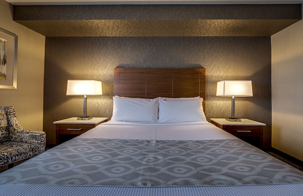 Down comforters, in-room safe, desk, blackout drapes