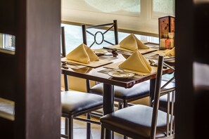 حيث تُقدم وجبات الإفطار، الغداء، العشاء، الأطباق الإيطالية