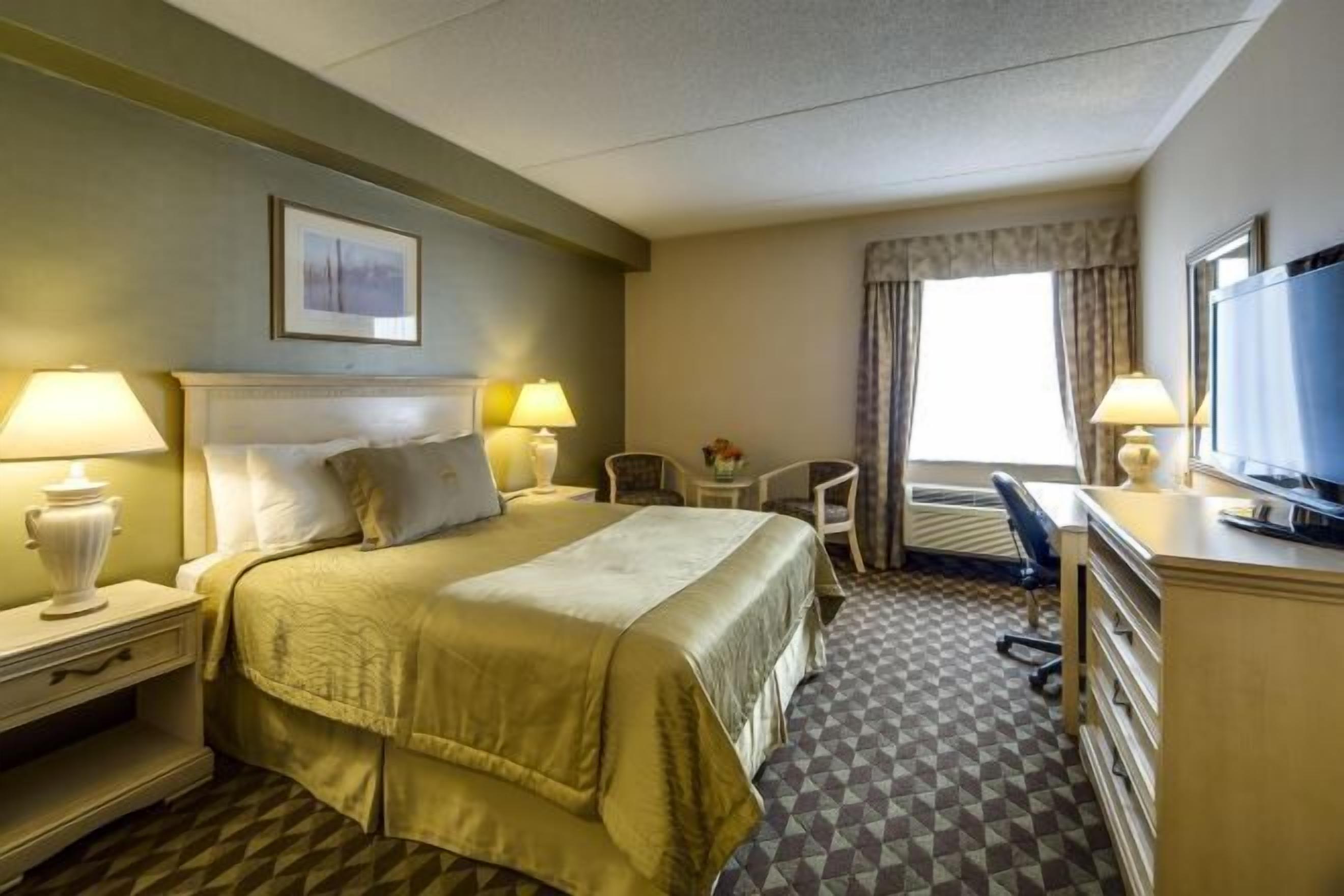 Down comforters, in-room safe, desk, blackout drapes